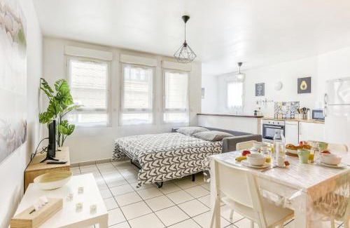 Saint-Cyr-l'Ecole Apartment | Cosy T2 à 100m de la Gare, parking gratuit, WiFi Fibre pour 4 personnes