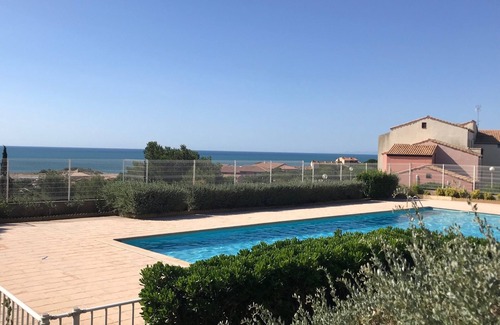 Saint-Pierre-la-Mer Apartment | Cosy T2 sea view, bedroom + cabin, mezzanine, parking