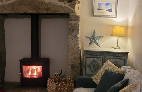 Pendeen House | Cosy three bedroomed Cornish cottage close to the sea🏵Walk swim fish surf.