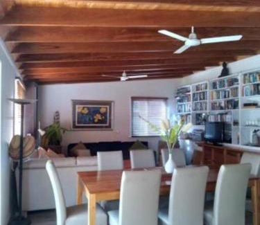 Cudmirrah House | Cosy two bedroom bungalow close to lake and ocean