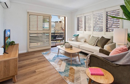 New Farm Apartment | Cosy Unit with Parking near New Farm Park & River