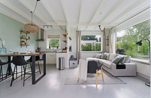 Ouddorp House | Cosy vacation home in Alexanderpark, with a sunny terrace and lots of privacy, close to the beach and the town center.