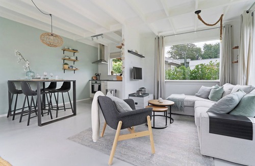 Ouddorp House | Cosy vacation home in Alexanderpark, with a sunny terrace and lots of privacy, close to the beach and the town center.