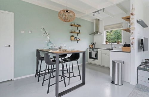 Ouddorp House | Cosy vacation home in Alexanderpark, with a sunny terrace and lots of privacy, close to the beach and the town center.