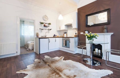 Askew Apartment | Cosy Victorian 1 bed apartment