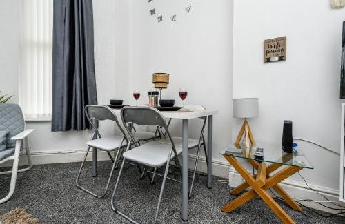 Birkenhead Apartment | Cosy Wirral home near Liverpool with Free Parking!