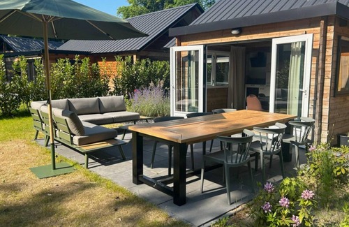 Zon en Schild House | Cosy wooden house with hot tub in forest