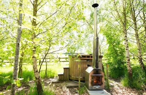 Markfield Cabin | Cosy Woodland Cabin with Hot Tub