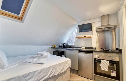 Shelsley Beauchamp Apartment | Cosy Worcester Studio Apartment.