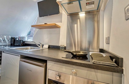 Shelsley Beauchamp Apartment | Cosy Worcester Studio Apartment.