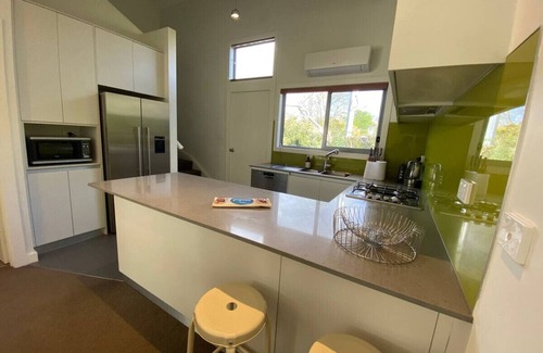 O'Connor Apartment | Cosy Work From Home Townhouse 10 Mins From City