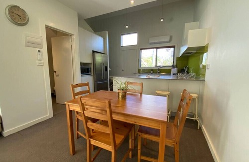 O'Connor Apartment | Cosy Work From Home Townhouse 10 Mins From City