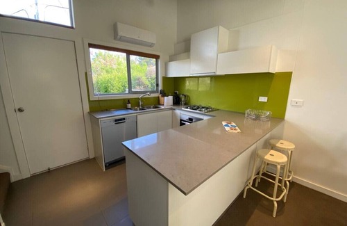 O'Connor Apartment | Cosy Work From Home Townhouse 10 Mins From City