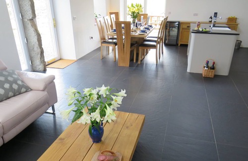Castle Douglas Cottage | Cot Cottage - a house that sleeps 10 guests in 5 bedrooms