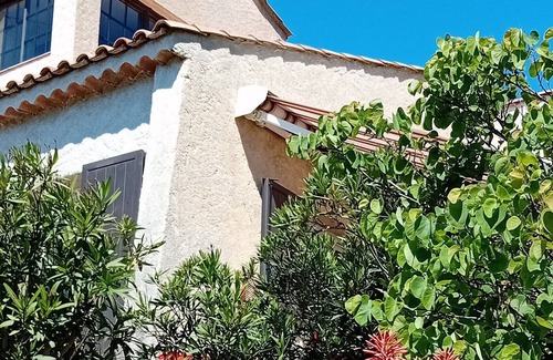Saint-Aygulf House | Côte d'Azur family vacation for 4. House close to the sea.