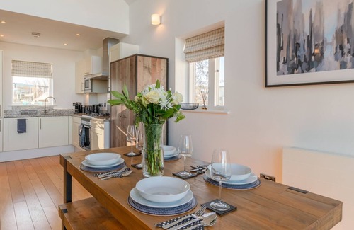 Malmesbury Cottage | Cotswold lakeside lodge with free spa access, pool