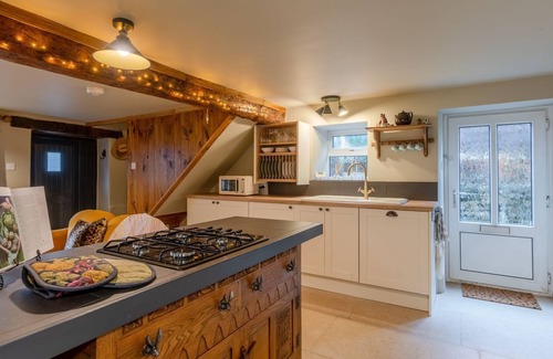 Stroud Cottage | Cotswold Way Cottage, Rodborough - sleeps 4 guests in 2 bedrooms