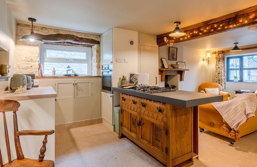 Stroud Cottage | Cotswold Way Cottage, Rodborough - sleeps 4 guests in 2 bedrooms