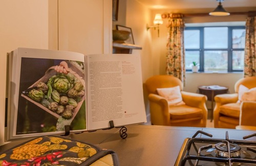 Stroud Cottage | Cotswold Way Cottage, Rodborough - sleeps 4 guests in 2 bedrooms
