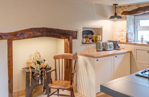 Stroud Cottage | Cotswold Way Cottage, Rodborough - sleeps 4 guests in 2 bedrooms