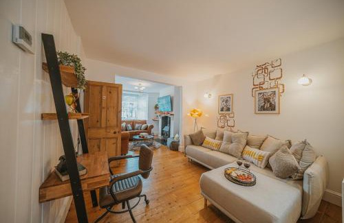 Cirencester House | Cotswolds- Homely 2 bed house with garden, WiFi - Esho Stays