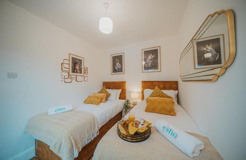 Cirencester House | Cotswolds- Homely 2 bed house with garden, WiFi - Esho Stays
