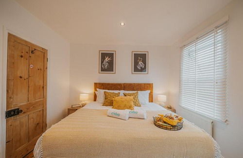 Cirencester House | Cotswolds- Homely 2 bed house with garden, WiFi - Esho Stays
