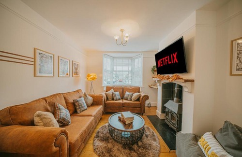 Cirencester House | Cotswolds- Homely 2 bed house with garden, WiFi - Esho Stays