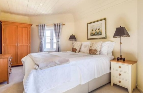 Ampney Crucis House | ✪ Cotswolds Luxury Lakeside Lodge in Waterpark ✪