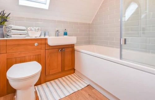 Ampney Crucis House | ✪ Cotswolds Luxury Lakeside Lodge in Waterpark ✪