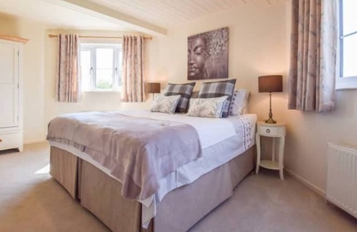 Ampney Crucis House | ✪ Cotswolds Luxury Lakeside Lodge in Waterpark ✪