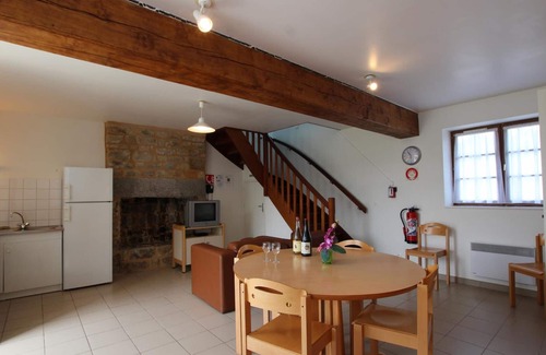 Saint-Georges-de-Rouelley Cottage | Cottage with garden, pets allowed, near Fosse Arthour