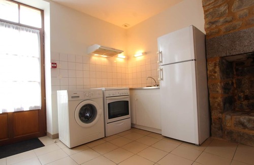 Saint-Georges-de-Rouelley Cottage | Cottage with garden, pets allowed, near Fosse Arthour