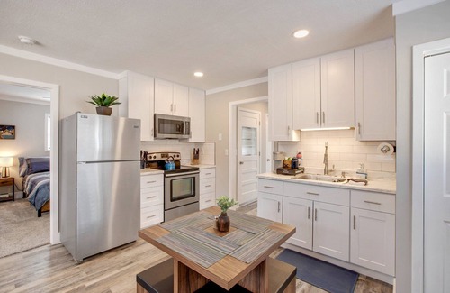 Woodland Park Cottage | Cottage-30 day min rental-2bd,1 bath -down town darling-walk to the heart of WP