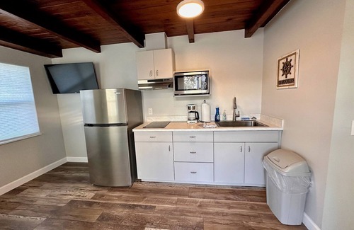 Tavares Cottage | Cottage 31: Hibiscus Hut - Waterfront Lodging in Downtown Tavares, FL