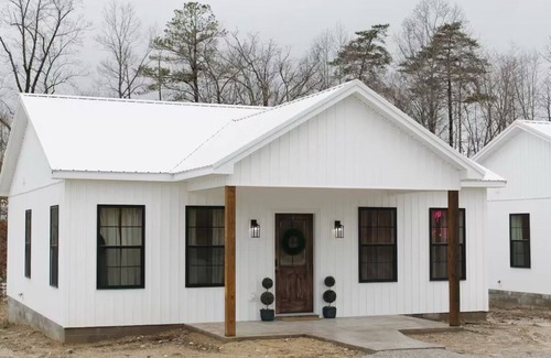 Farmers Cottage | Cottage 4 at MeadowView- near cave run lake!