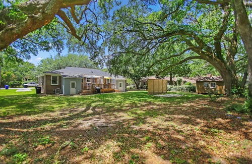 Old Village House | Cottage 5 Mins to Beach, Big Yard, Pet Friendly