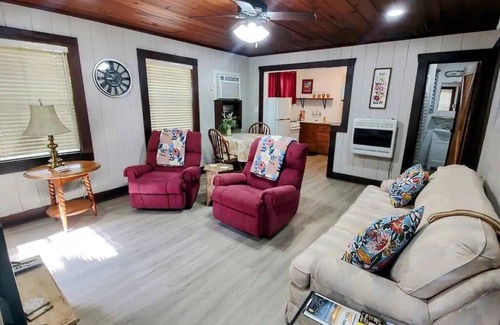 Mid America Cottage | Cottage # 9 - Lakeview One Bedroom Pet Friendly