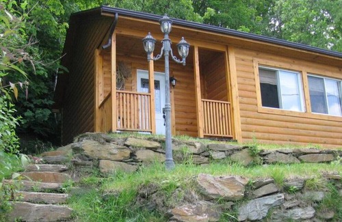 Eastman Cottage | Cottage A, Snowshoes side