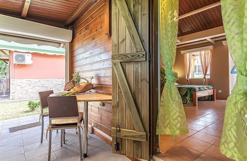 Sainte-Rose House | Cottage Amandier (Piscine, BBQ, vue sur la mer, montagne, rivière, forêt)