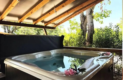 Cabrieres-dʼAigues House | Cottage Ansouis avec Jaccuzi 33m² - 2 bedrooms - 2 bathrooms + Jacuzzi 4 people