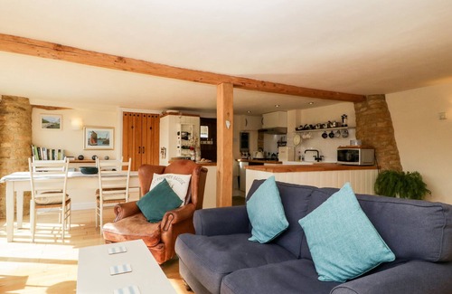 Whichford Cottage | COTTAGE AT HIRONS FARM, romantic, with a garden in Long Compton