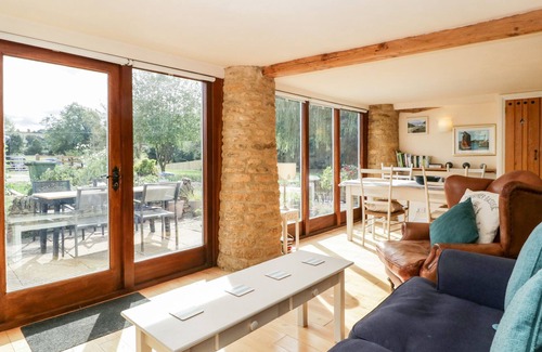 Whichford Cottage | COTTAGE AT HIRONS FARM, romantic, with a garden in Long Compton