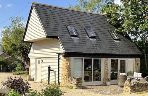 Whichford Cottage | COTTAGE AT HIRONS FARM, romantic, with a garden in Long Compton