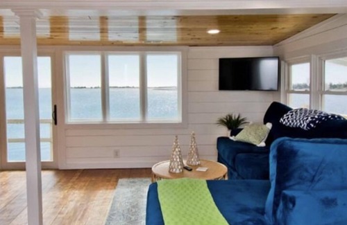 Morehead City Cottage | Cottage built over the water in Beaufort North Carolina!