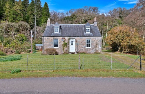 Lochgilphead Cottage | Cottage by Loch with Stunning Views