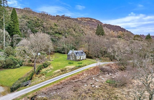Lochgilphead Cottage | Cottage by Loch with Stunning Views