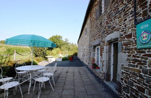 La Haye-Bellefond Cottage | Cottage by the Castle, near river, pets allowed, internet