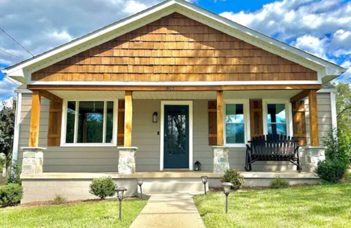Luray Cottage | Cottage by the Caverns *FIRE PIT* *MOUNTAIN VIEWS*