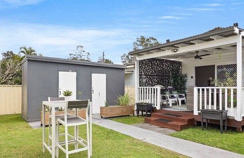 Long Jetty House | Cottage by the Lake, 1 bedroom full size house, full kitchen, 2 living areas.